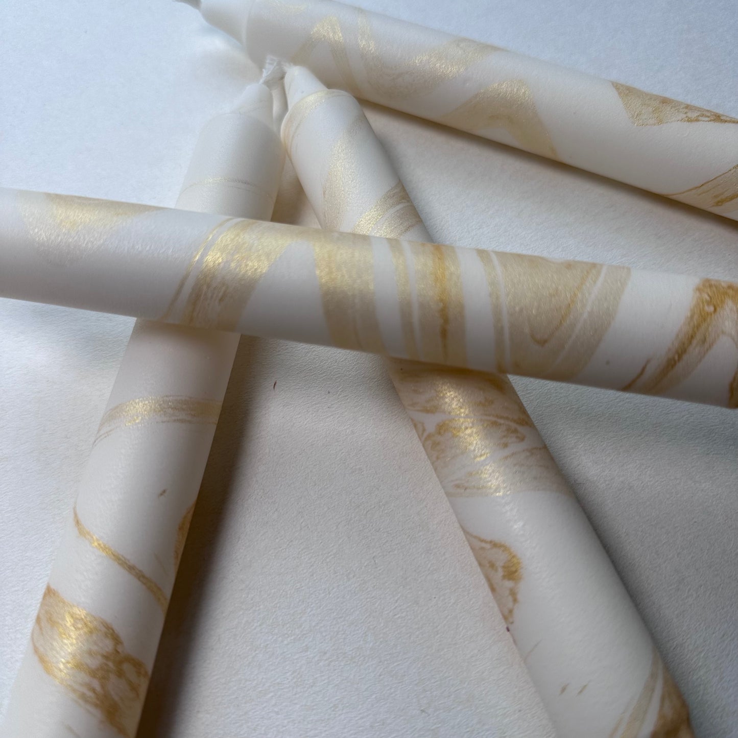 4 pk stearinlys, hvit/gull/marmorert