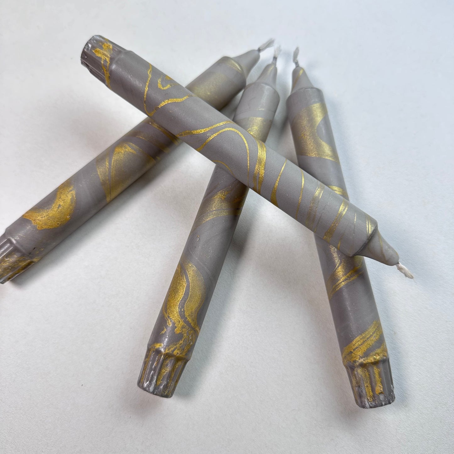 4 pk stearinlys, grå/gull/marmorert