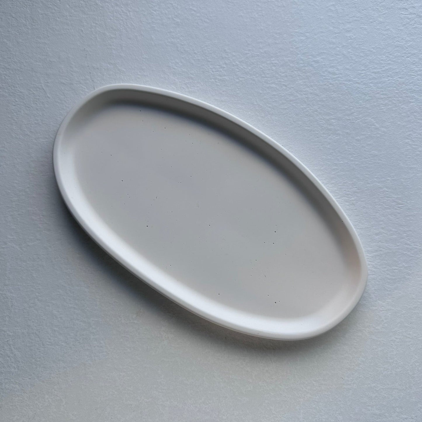 Avlangt fat, lys beige