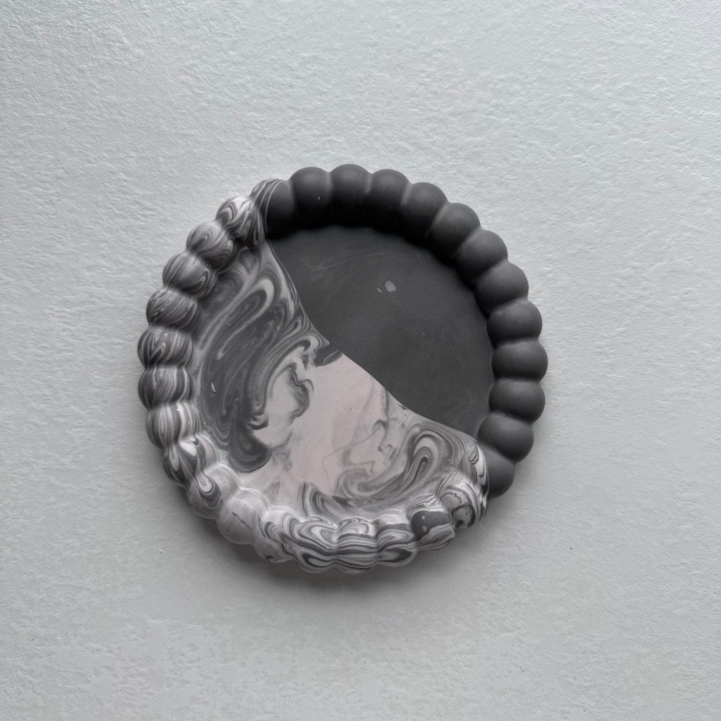 Lite fat, små bobler, grå/hvit/marmorert