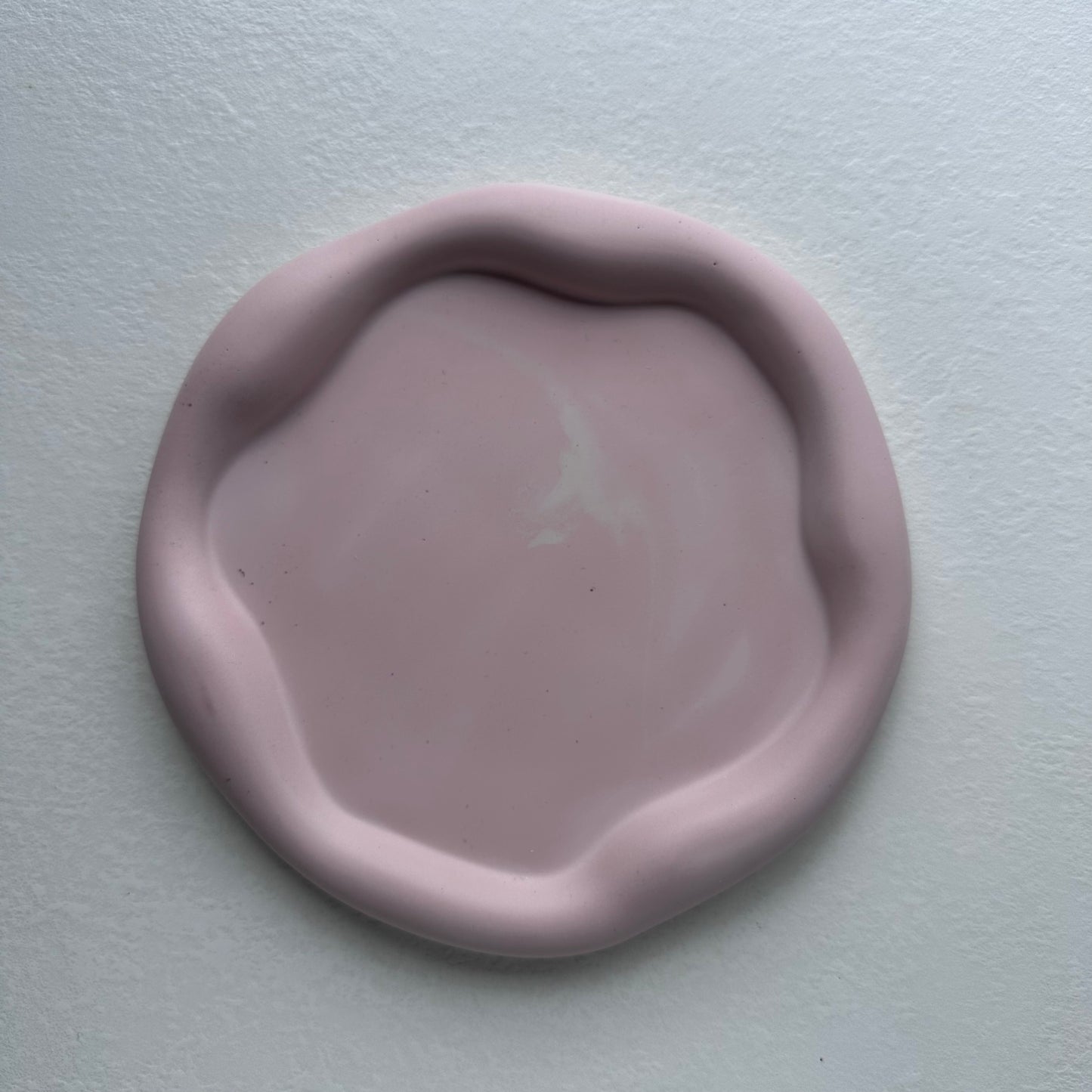 Rundt bølgete fat, rosa