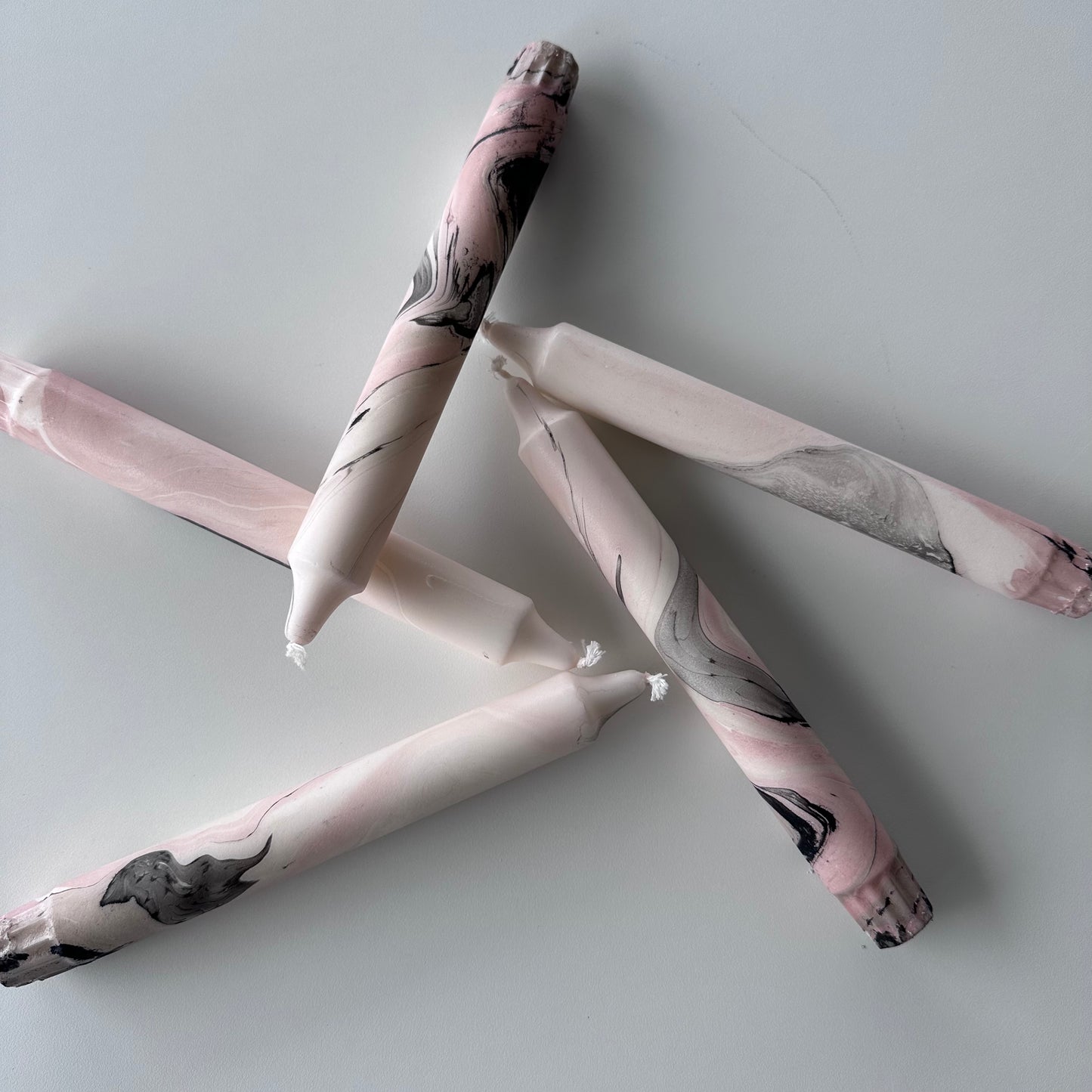 4 pk stearinlys, hvit/rosa/sort/marmorert