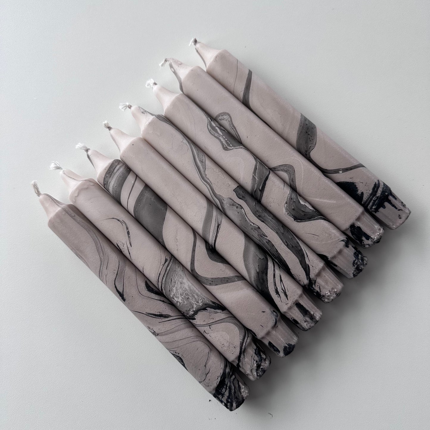 4 pk stearinlys, beige/svart/marmor