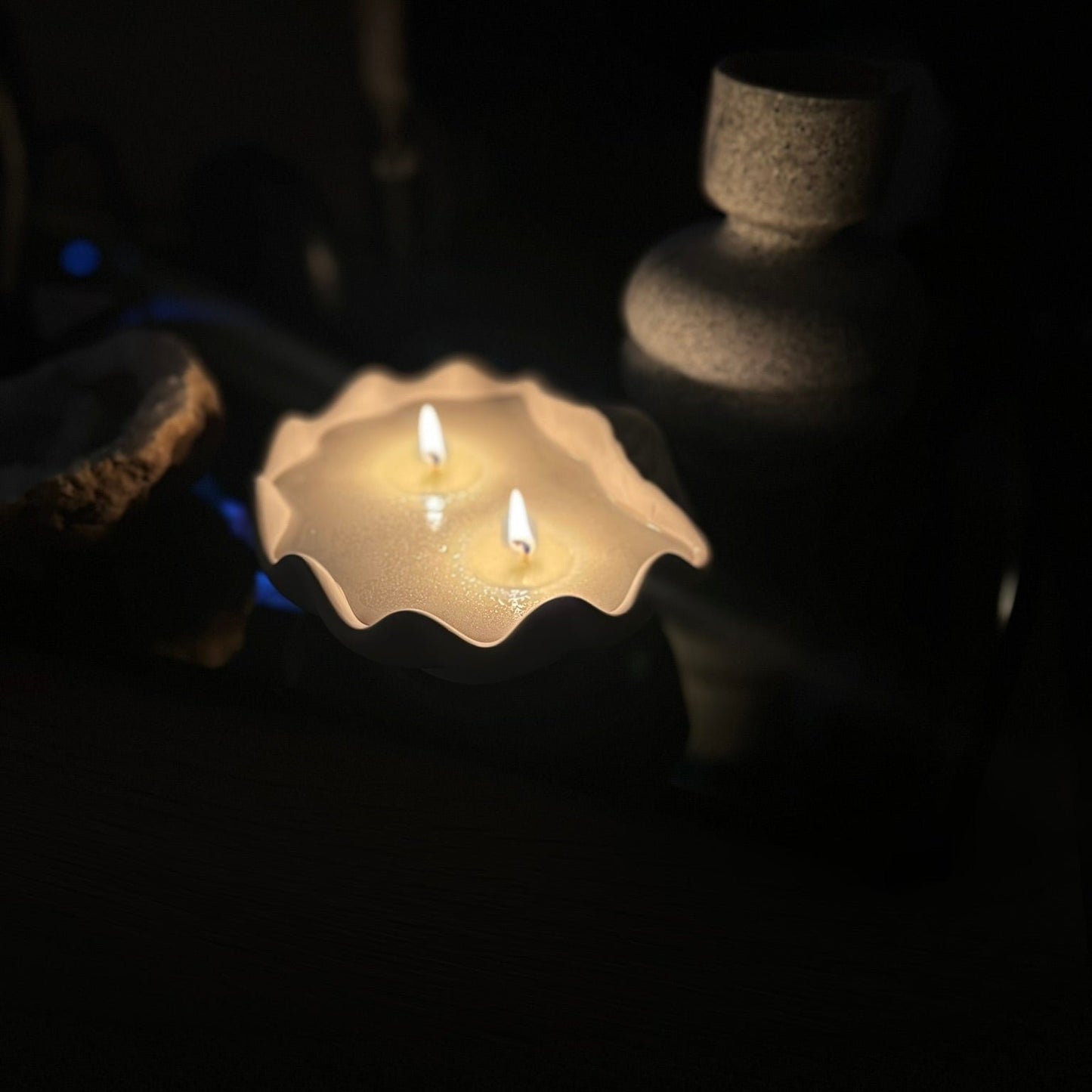 Soyalys i skjellskål, Sort