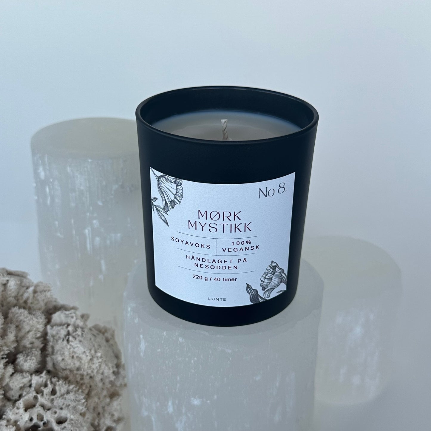 No 8. Mørk Mystikk - Duftlys i glass (220 g, 40t)