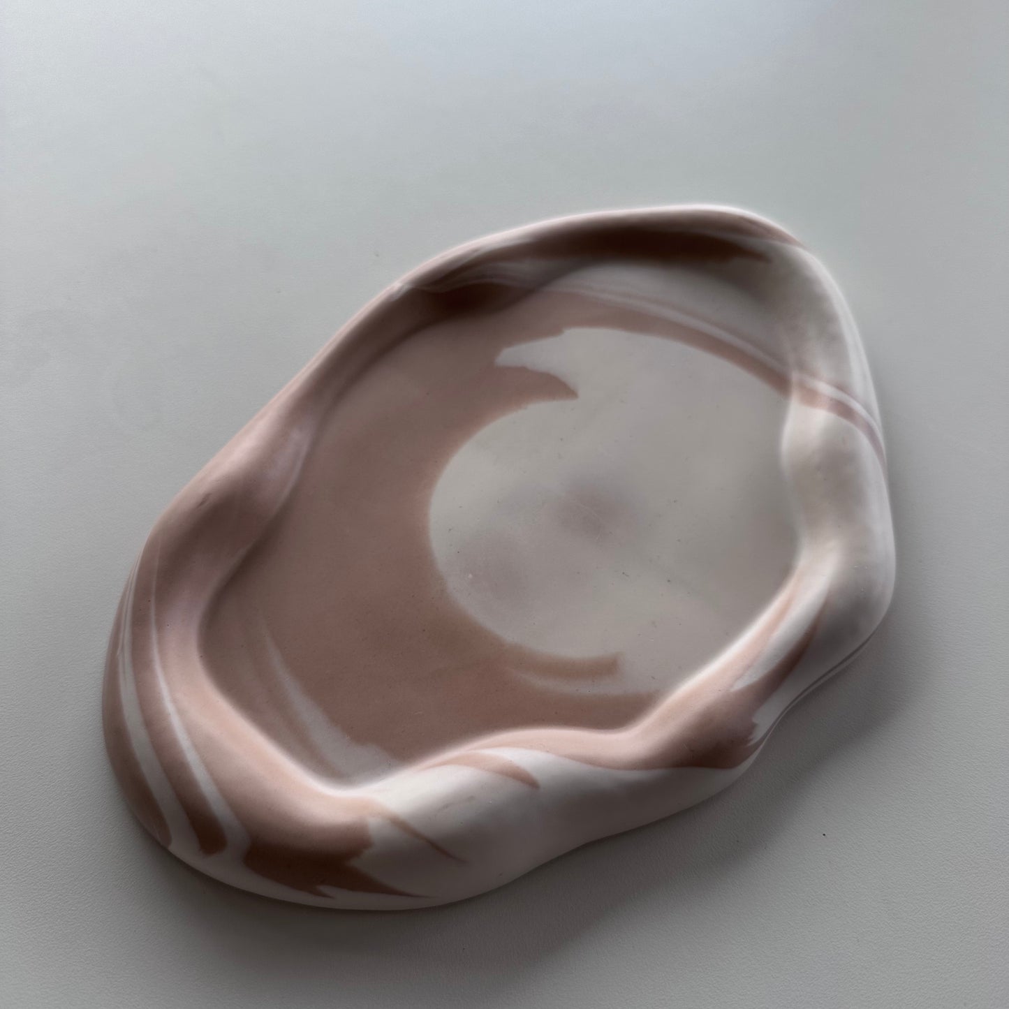 Avlangt bølgete fat, Beige/Hvit