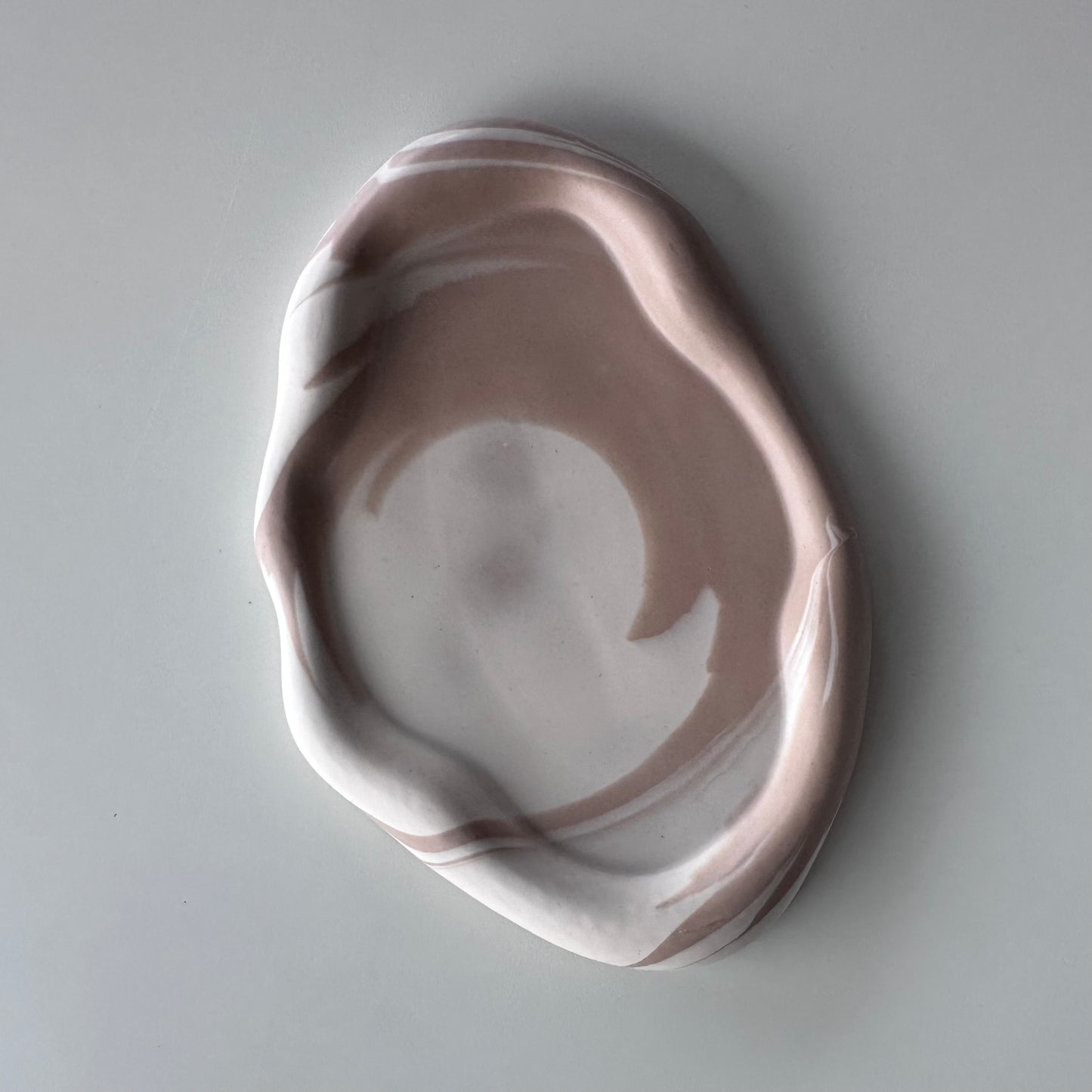 Avlangt bølgete fat, Beige/Hvit