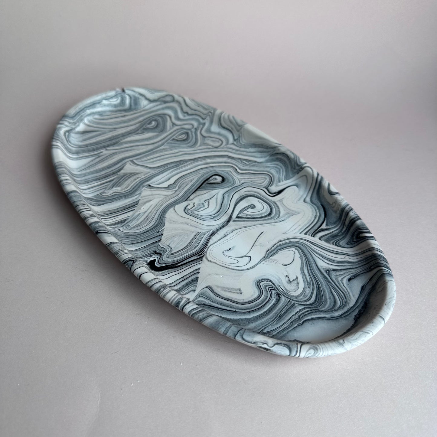 Avlangt fat, marmorert/beige/sort