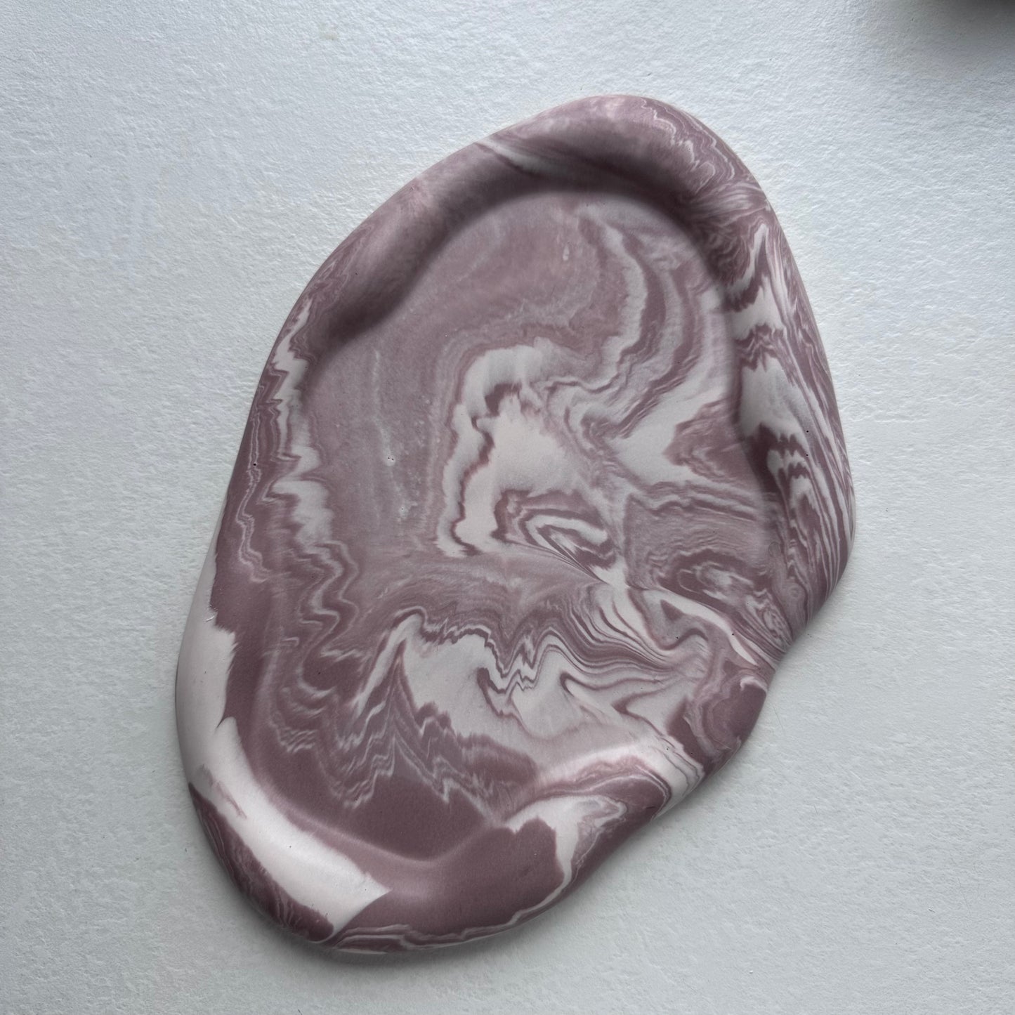 Avlangt bølgete fat, marmorert/beige/rosa