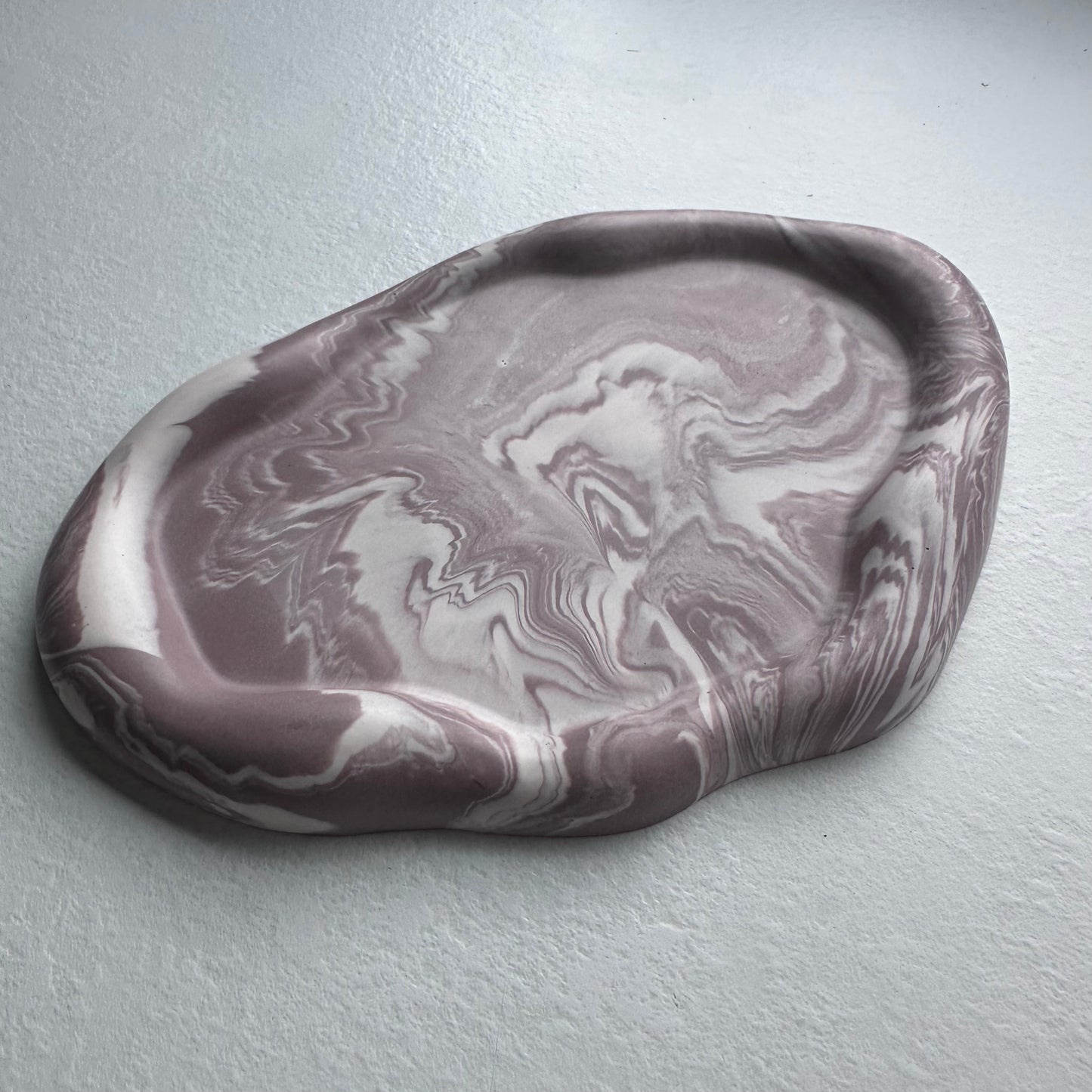 Avlangt bølgete fat, marmorert/beige/rosa