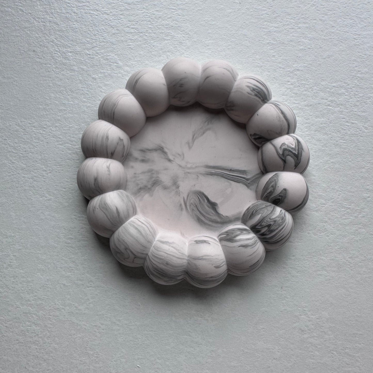 Lite fat, store bobler, grå/hvit/marmorert